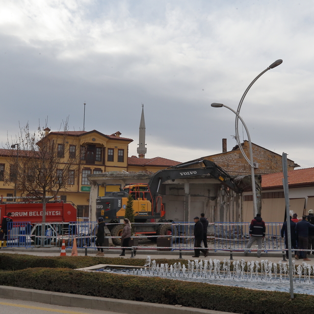 Çorum'da "Tarihi Kent Meydanı Projesi"nde kamulaştırılan son yapının yıkımı...