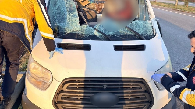 Kamyonet, beton köprü ayağı yüklü tıra çarptı: 1 ölü, 1 yaralı