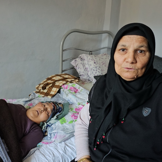 Zonguldak'ta yalnız yaşayan yatalak kadına komşuları sahip çıkıyor