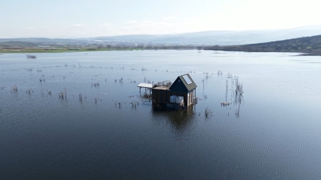 Bungalovlar, göl evi oldu
Ünlü Hollywood yapımı The Lake House (Göl Evi) isimli filme konu olan gölün içindeki ev Bursa'da gerçek oldu
Uluabat Gölü'ndeki taşkın kıyı mahalleleri tehdit ediyor
Hayvanlarını beslemek için beline kadar suya girmek zorunda kalıyor