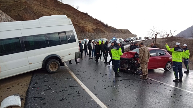 Siirt'te öğrenci servisi ile otomobil çarpıştı: 12 yaralı