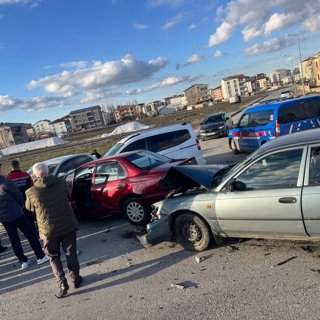 Muş'ta zincirleme kaza: 4 araç birbirine girdi