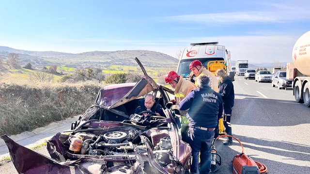 TIR'a arkadan çarpan otomobil 150 metre sürüklendi: 1 yaralı