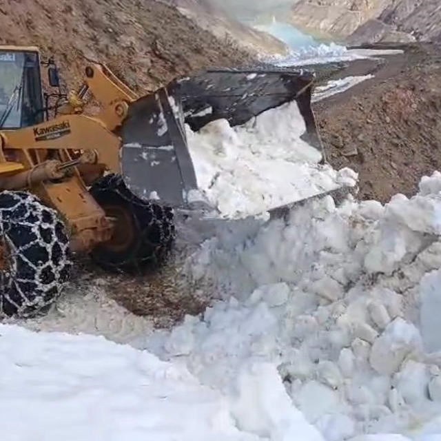 Bingöl'de Özel İdare ekipleri zorlu arazi şartlarında çalışmalarını sürdürü...