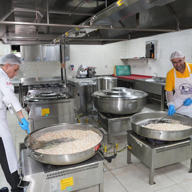 Çubuk'ta kurulan iftar çadırında vatandaşlar bir araya geliyor