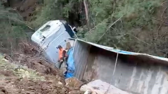 Milas’ta tır şarampole devrildi: 1 yaralı