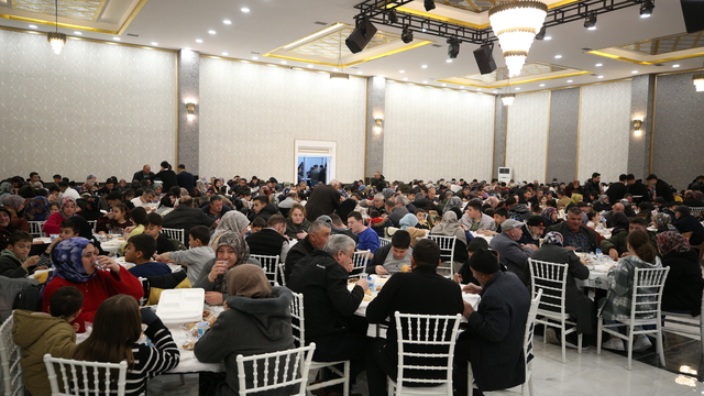 Niğde'de vatandaşlar belediyenin iftarında bir araya geldi