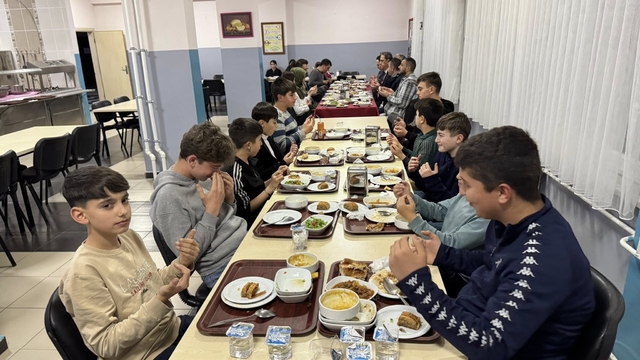 Salıpazarı’nda Kaymakam Beyazıt, öğrencilerle iftarda buluştu