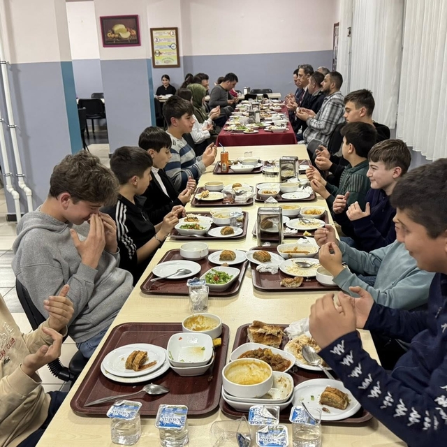 Salıpazarı'nda Kaymakam Beyazıt, öğrencilerle iftarda buluştu