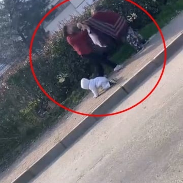 Bursa'da iki kadın dilencinin yanlarındaki bebeğe rağmen yer kavgası kamera...