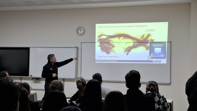 Üniversite öğrencilerine ve akademik personele afet eğitimi