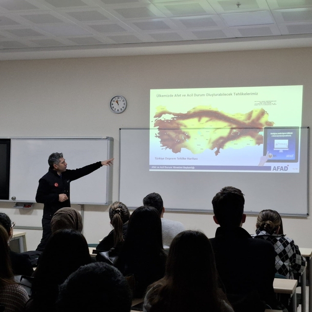 Üniversite öğrencilerine ve akademik personele afet eğitimi