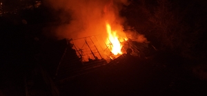 Karabük’te 3 katlı binada yangın: Mahsur kalan yaşlı adam kurtarıldı