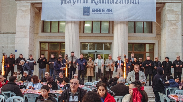 Davutlar'da oruçlar Kuşadası Belediyesi'nin iftar sofrasında açıldı