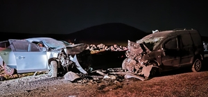 Diyarbakır’da otomobil ile hafif ticari araç kafa kafaya çarpıştı: 5 ölü, 2 yaralı