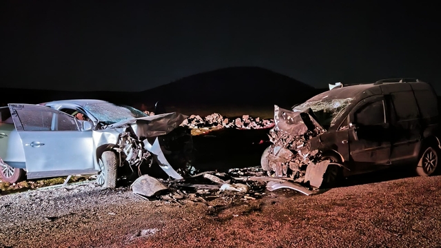 Diyarbakır'da otomobil ile hafif ticari araç kafa kafaya çarpıştı: 5 ölü, 2 yaralı