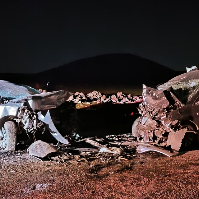 Diyarbakır'da otomobil ile hafif ticari araç kafa kafaya çarpıştı: 5 ölü, 2...