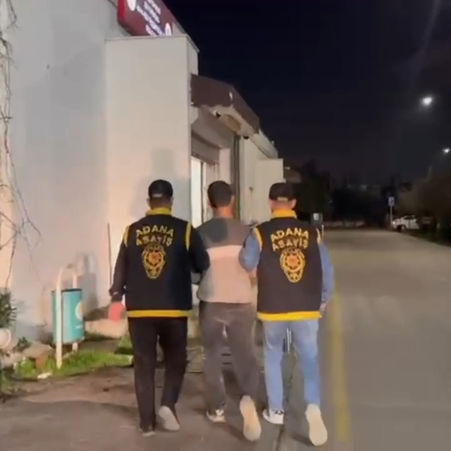 4 altın bileziği gasbeden şüpheli, üzerine kilitlenen dükkanın kapısını kır...