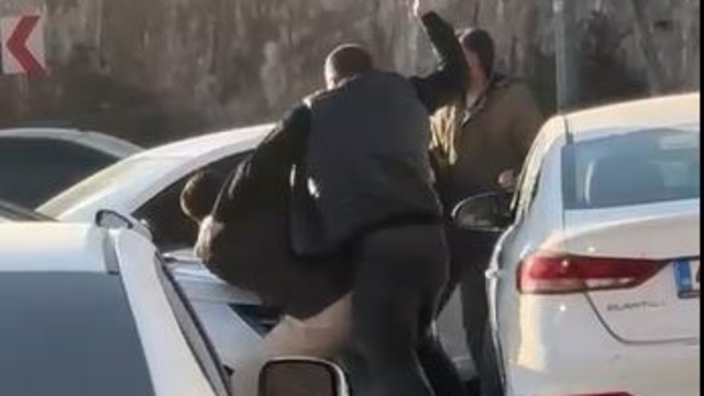 Mardin'de trafikte tekmeli yumruklu yol verme kavgası kamerada