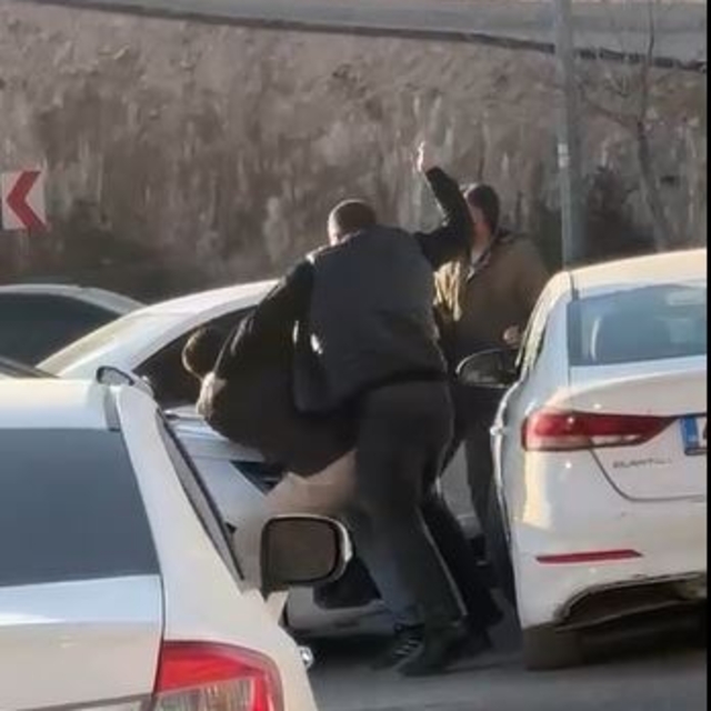 Mardin'de trafikte tekmeli yumruklu yol verme kavgası kamerada