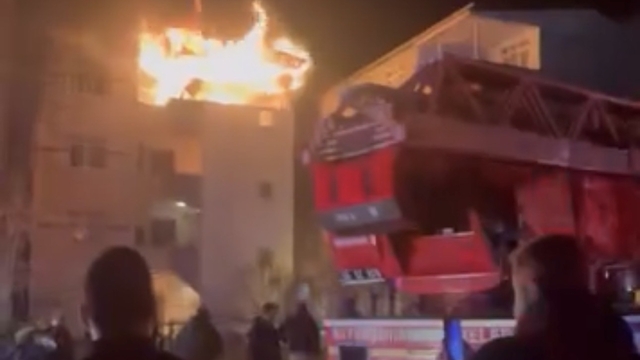 Samsun'da çatı katı alev alev yandı: 1 yaralı