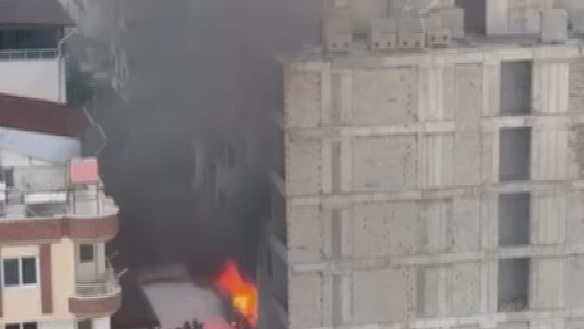 Hatay'da apartman dairesi ve metruk binada yangın