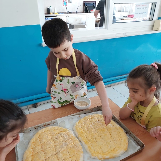 Bayındır'da minik eller 'ramazan pidesi' yaptı