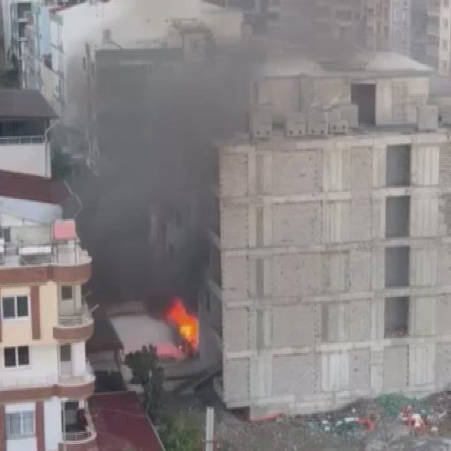 Hatay'da apartman dairesi ve metruk binada yangın