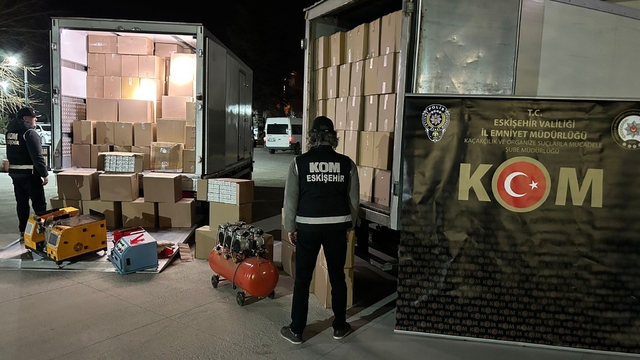 Eskişehir'de 5 milyon 800 bin makaron ve kilolarca kaçak tütün ele geçirildi