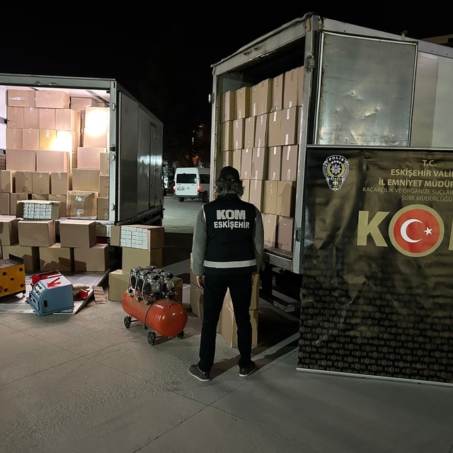 Eskişehir'de 5 milyon 800 bin makaron ve kilolarca kaçak tütün ele geçirild...