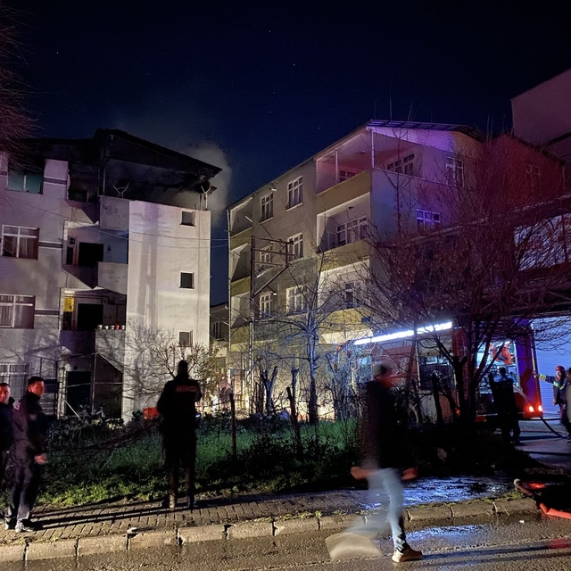 Evinde çıkan yangını söndürmek isterken yaralandı