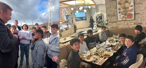 Vali, sokakta top oynayan çocukları iftara davet etti