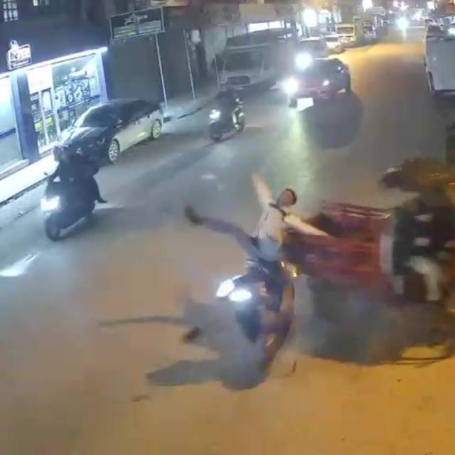 Adana'da 2 motosiklet çarpıştı... Kaza anı kamerada