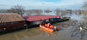 Edirne’de nehir taşkınında mahsur kalan 3 kişi kurtarıldı