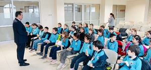 Burhaniye'de Kaymakam Atilla, küçük öğrencileri ağırladı