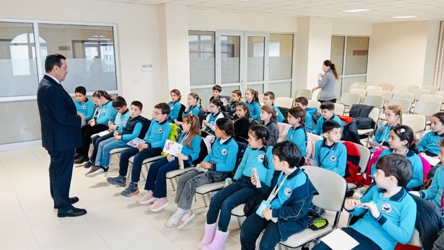 Burhaniye'de Kaymakam Atilla, küçük öğrencileri ağırladı