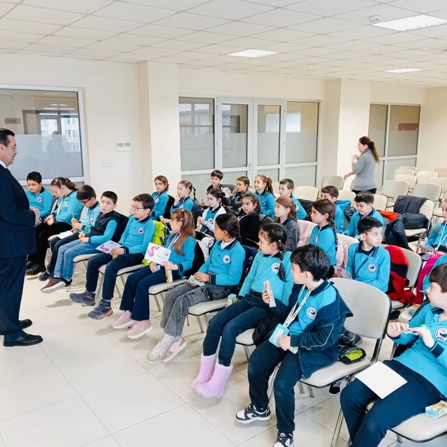 Burhaniye'de Kaymakam Atilla, küçük öğrencileri ağırladı