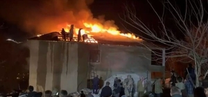 Evin çatısı alevlere teslim oldu, köylüler kovalarla tankere su taşıdı