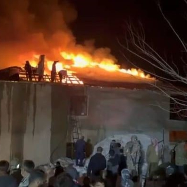 Evin çatısı alevlere teslim oldu, köylüler kovalarla tankere su taşıdı