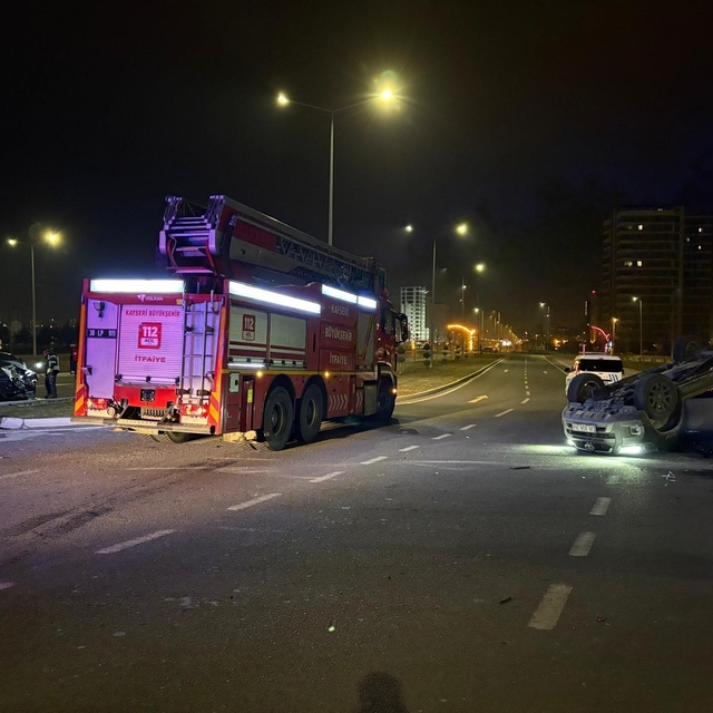 Ehliyetsiz sürücünün karıştığı kazada kamyonet takla attı: 2 yaralı
