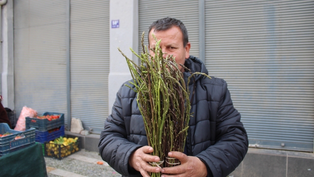 Aydın'ın yöresel lezzeti kedirgen ve sarmaşıklar pazar tezgahlarını süslemeye başladı