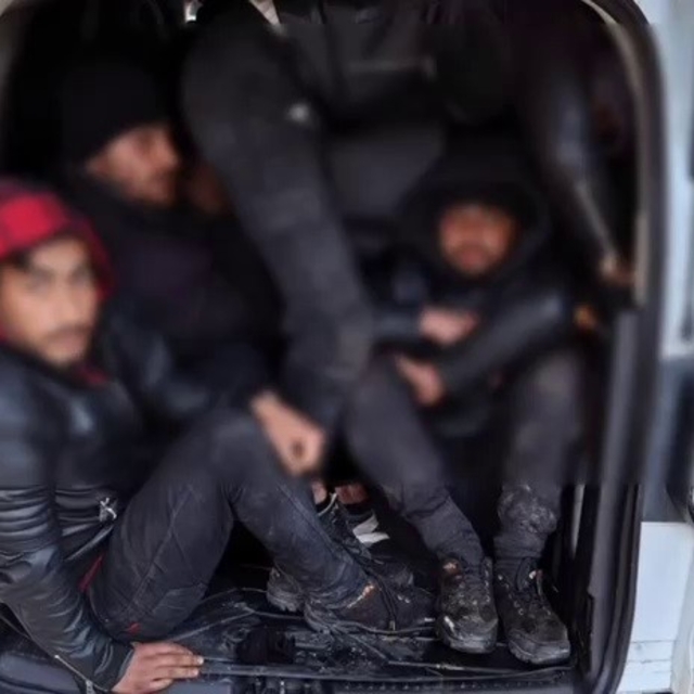 Göçmenleri tıka basa taşırken yakayı ele veren insan kaçakçısı tutuklandı