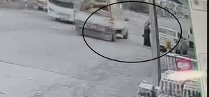 Seyir halindeki pikabın açılan kapağı kadının kafasına çarptı... O anlar ka...