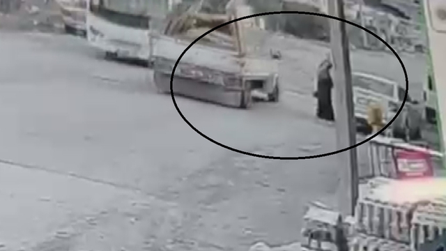 Seyir halindeki pikabın açılan kapağı kadının kafasına çarptı... O anlar kamerada