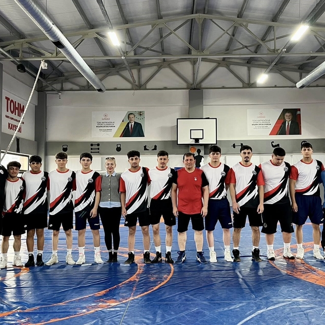 Gençlik ve Spor İl Müdürü Kabakcı güreşçilerle mindere çıktı