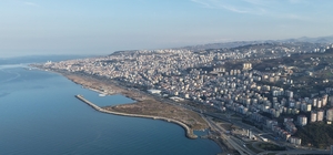 Sahile sığmayan şehir yamaçlara tırmanıyor Kuzeyde Karadeniz, güneyde ise yükselen dağlar nedeniyle Trabzon, yataydan çok yamaçlara doğru büyüyor Eğimin arttığı alanlarda yapılaşma maliyetlerinin yükselmesi, arsa üretimini ve proje geliştirme süreçlerini zorlaştırıyor Trabzon'da konut hattı doğu-batı aksında şekilleniyor