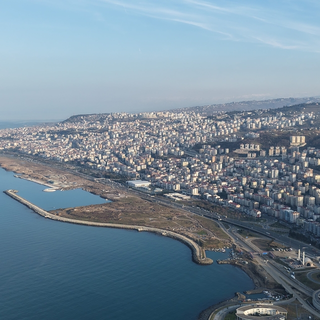 Sahile sığmayan şehir yamaçlara tırmanıyor
Kuzeyde Karadeniz, güneyde ise y...
