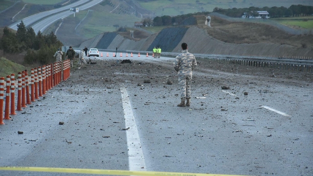 Balıkesir'de kaza kırıma uğrayan F-16 uçağının enkazı kaldırılıyor