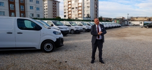 Uşak Belediyesi 14 tane yeni hizmet aracını bünyesine katarak araç filosunu...