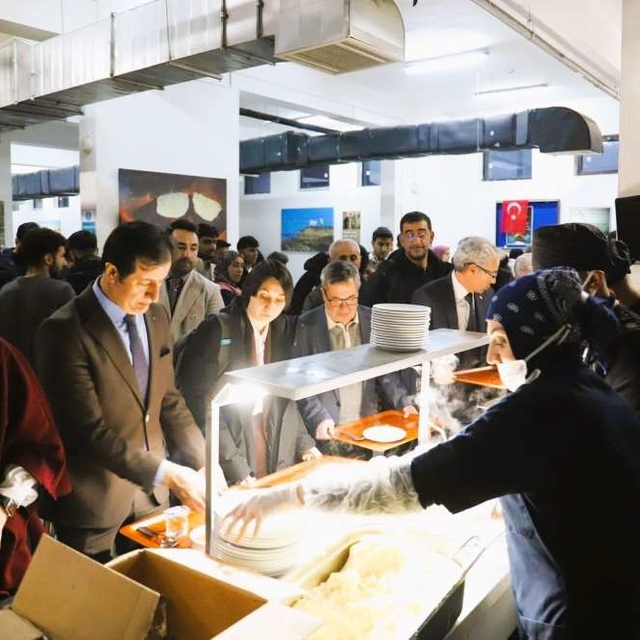 ARÜ Rektörü Emiroğlu, iftarda öğrencilerle buluştu